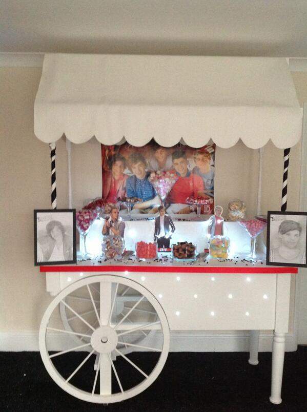SharonCouzens13's tweet photo. @1sweetdaycandy  #OneDirection  candy cart theme @onedirection http://t.co/NsRIKPAGJi