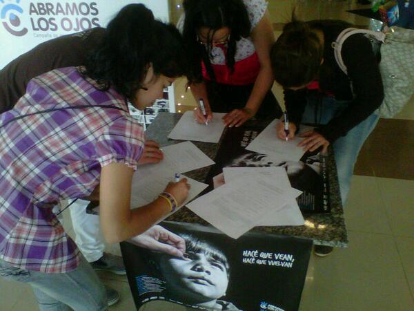 Masiva concurrencia de gente en el Pinedo. Hoy es nuestra oportunidad de hacer que vuelvan. #abramoslosojos2013