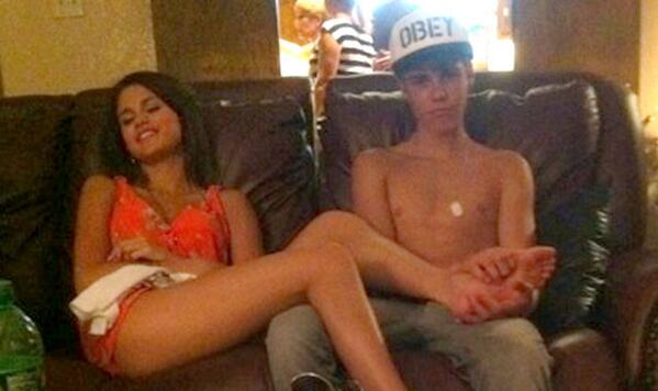 KellyDottman's tweet photo. Wish that was me... #selenadoesntdeservethis #gladtheybrokeup #feetforbieber http://t.co/jhlXAsE912