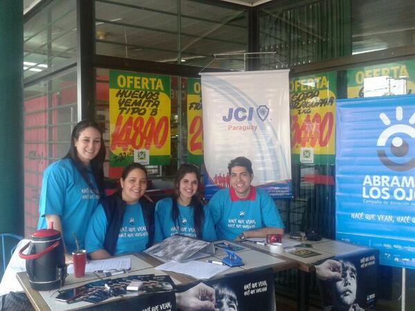 El grupo de la JCI Encarnación, inscribiendo donantes en el Superseis de esa ciudad. #abramoslosojos2013
