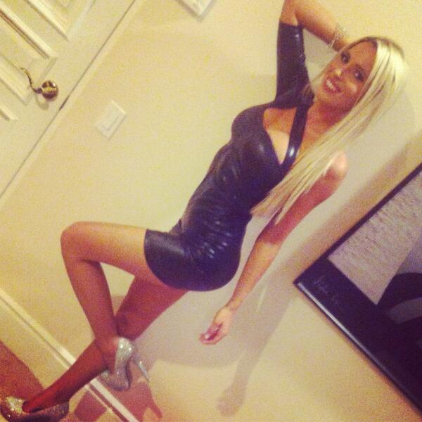 amberlyjohnsonx's tweet photo. Red Lips Clothing fashion show http://t.co/OxuTzObcYJ