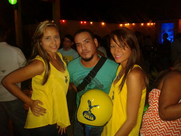 RoyerRour's tweet photo. En el toque de @LosMentas en #Maturin con las chicas del #GarageZulia de @CervezaZulia http://t.co/iU5gcI86EJ