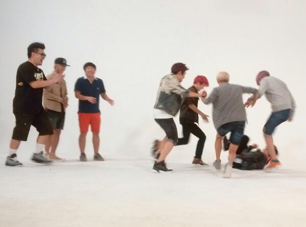 bestIdolone's tweet photo. 이러고 있습니다...
<이번주 수요일 6시 주간아이돌 틴탑> http://t.co/g7nE89lmi3