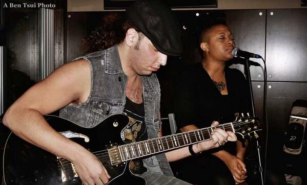 IvorySmoke's tweet image. Impromptu acoustic set at @houstonscalgary Friday night.