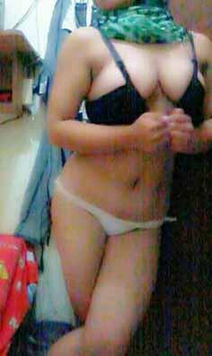 RealAra5's tweet photo. Not bitchy just girly  #me #teen #tudung #hijab #realava #realavaupdate #RealAvaGroup http://t.co/BYuEq5m23Y