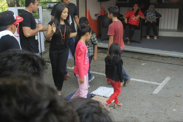 addelynne's tweet image. Love her talent.. but cant even get closer too crowded.. @ShakillaKhoriri #jomheboh #kuching #cereka