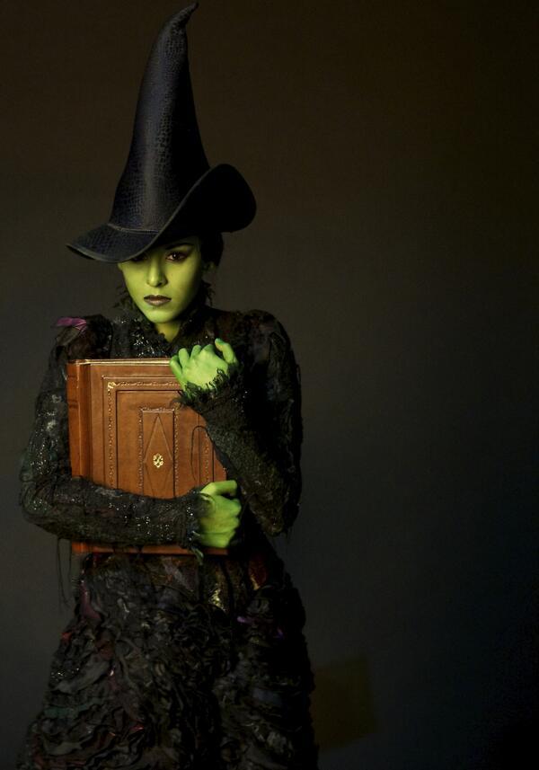 ManagementMR's tweet photo. Ella es #Elphaba, no te pierdas a @dannapaola en el estreno de @Wicked_Mx este 17 de octubre en el @TeatroTelcel http://t.co/C5ZFREEmRC