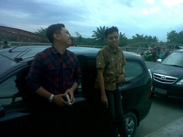 edwin_fadli's tweet photo. Dua racer legend,,sering dpt piala sama sertifikat"@edwin_fadli:  @agungbrud @Azmymustaqimi @arieritonga http://t.co/ZgBpwoiZ8x""