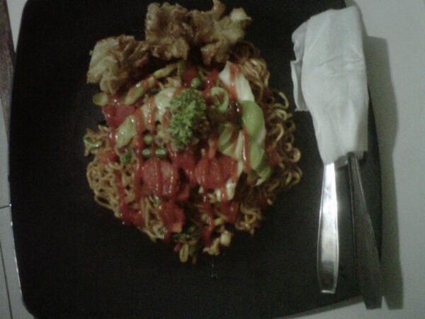 C2coffeecafe's tweet photo. Mie goreng spesial C2 cafe,ajiiiib....!!! :D http://t.co/AX6zdkAjtX