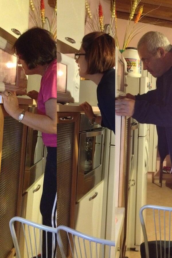 ape_vera's tweet photo. Ma cosa cè in sto microonde!?! http://t.co/pMhyuaBoNx via @PicCollage http://t.co/skkvYL3dhC