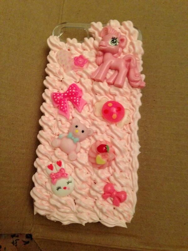HannahGadsby91's tweet image. My new pretty homemade phone case! Thanks pelly! @laurenpell1987 xx