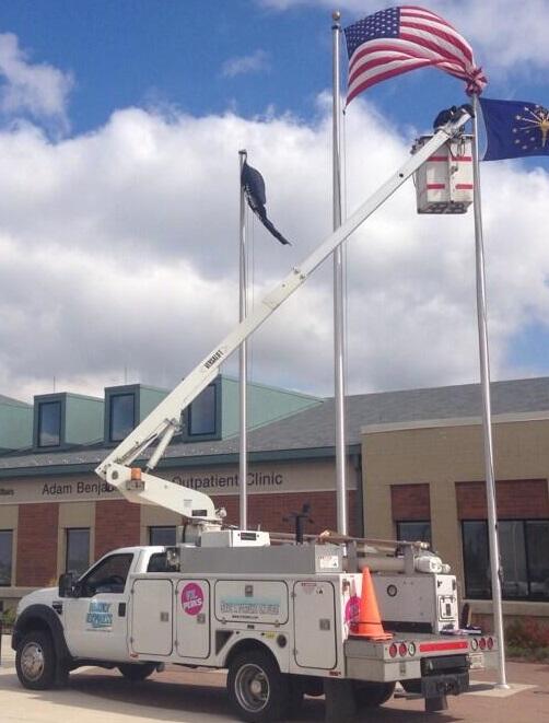 FamilyExpress's tweet photo. To the rescue of Our Flag at CP VA. Volunteer in FE truck untangled the Flag. Now Flying free and proud! #nwindiana http://t.co/FatESQWvuN