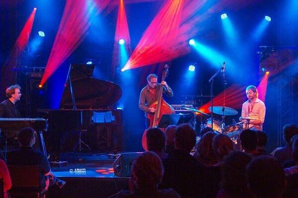 FlorianWeber11's tweet photo. Thanx to the Intern. Jazzfest Viersen!
w/ Dan Weiss &amp; Francois Moutin!
Pic: Harald W. Degner http://t.co/oO95YCy1VI