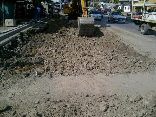 GestionFranco's tweet photo. En estos momentos Trabajos en ampliacion de Av Fermin Toro #GestiónPerfecta @sulmeavila @NicolasMaduro http://t.co/OCiQj8nvrM