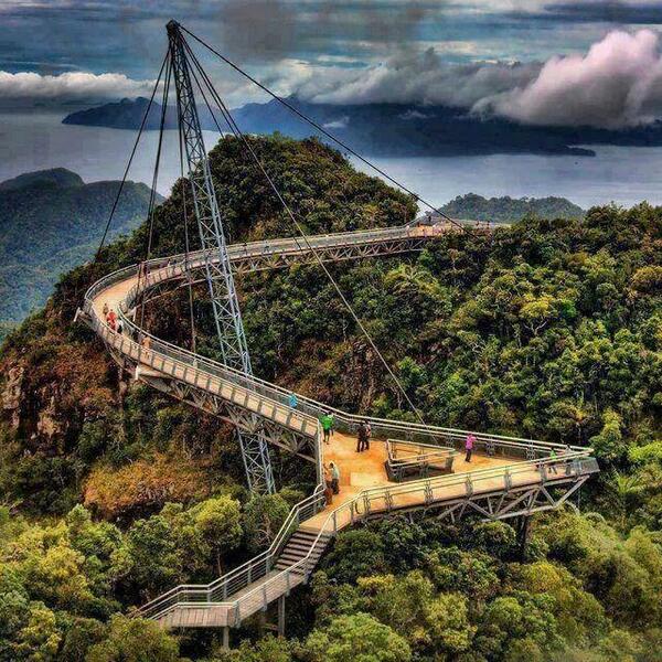 zakzek_com's tweet photo. من الغرائب : يسمى جسر السماء - ماليزيا ..! #غرد_بصورة #أروع_الصور 🎨 http://t.co/sNn8jS2N1t