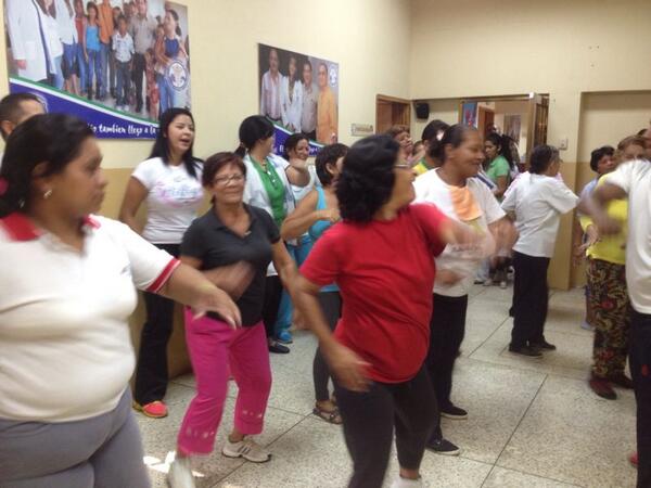 GestionFranco's tweet photo. Bailo terapia en el clínico Municipal! En la semana del corazón! @sulmeavila @PrensaMinSalud @NicolasMaduro http://t.co/YSZcQdseJM