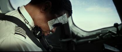 фотосессия с самолетом. американский летчик. стресс пилота. летчик в самолете поворачивается. спящие пилоты.