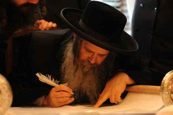 SatmarChannel's tweet image. רבינו שליט"א שרייבט א אות אין די ספר תורה לע"נ בנימין זאב ברוין.