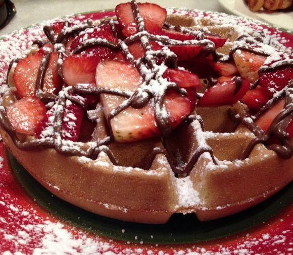 iLoveFoodPics's tweet photo. Waffles, Nutella, and strawberries. Can life get any better? #iLoveFoodPics http://t.co/rRa6VPzpgW