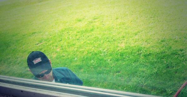 ashleegreenough's tweet image. Woke up to a guy standing outside my window. Scared the shit out of me. #oilguy