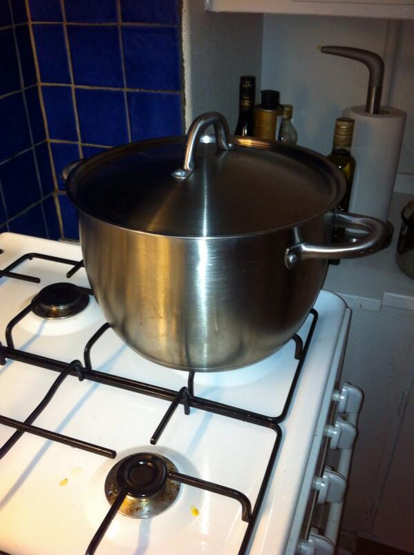 Skro000t's tweet photo. Idag tänkte 👱 koka 8 liter spenatssoppa, tills jag meddela att det stod 8 DL i receptet.. 😂 http://t.co/SRbaY2t9DU