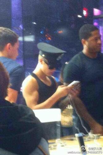 suprasdreew's tweet photo. FOCO NOS BRAÇOS DESSE HOMEM
EU TO JOGADA
PUTA QUE PARIU http://t.co/6CAVSHQIHG