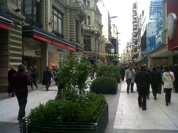 Guillodietrich's tweet photo. Para que vivas mejor el #microcentroverde recuperamos la calle Florida y está mas linda que nunca! http://t.co/raglAP68xW
