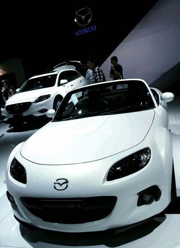 kalenk's tweet photo. I am Mazdaholic @chipfotovideo @MazdaMotorID #motionography . White and beauty. http://t.co/JDDQIVULZt