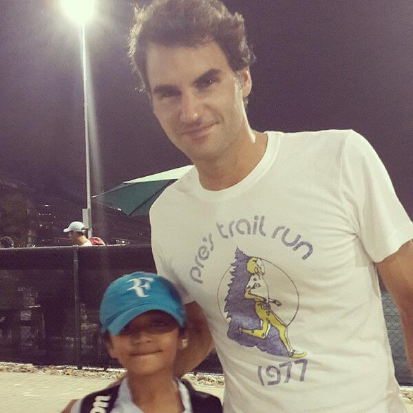 ChiaraGamTWI's tweet photo. #Federer with a young fans in Dubai via Fahbin http://t.co/rM0dK8pSq0