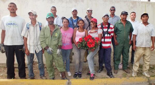 GestionFranco's tweet photo. Trabajadores del municipio Roscio apoyan gestión del alcalde Gerratana #GestiónPerfecta @sulmeavila @NicolasMaduro http://t.co/bLqyrGHFjp