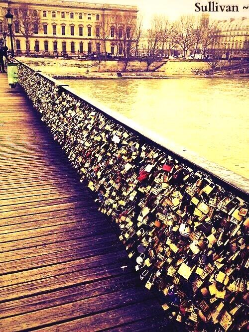 ToBeeHappyLC's tweet image. Follow si t'es amoureux et tweet si tu connais ce pont! 

#Paris #FollowMe