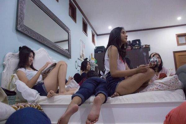 Behacitra's tweet photo. Pake celana sekancut + ngerokok pula! Ckck dasar @Citrraull http://t.co/hPerWLtvuO