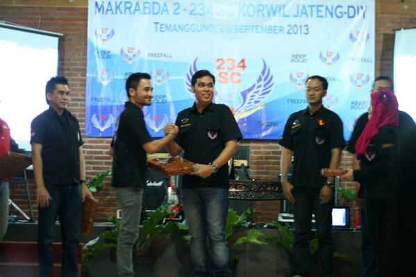 Kalau ini mas valerie Sedang salam dengan ketua regwil @234SC_DIY mas Fanhe.. Sama2 ganteng ya..