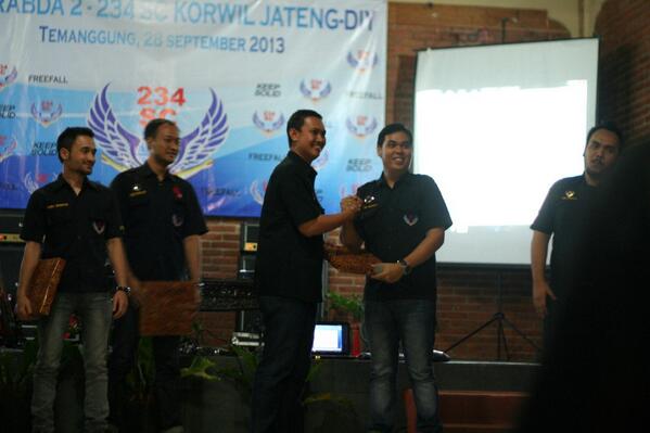 Lhaa nek iki, mas Vale lagi salaman Karo Kangmas'ne mas Hary ketua @234SCSOLO :p sendiko dawuh mas...