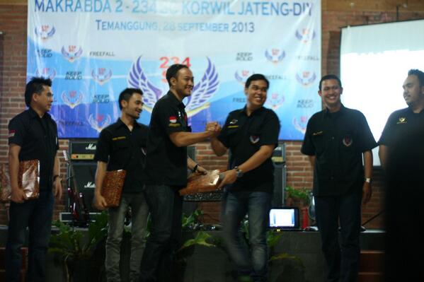 Lhaa kalau ini mas valerie Sedang salaman sama @BriyanWG ketua semarang, maklum dulu bekas anak asuhnya :p