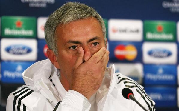 ReviewFootball's tweet photo. Mourinho after seeing Lukaku play today... http://t.co/7JsXbhCz4k