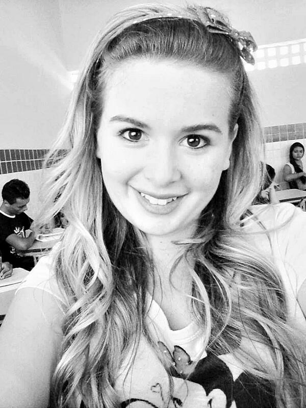 Deborahpires07's tweet photo. Você vai me olhar me julgar, tirar conclusões precipitadas, mas ainda assim não vai me conhecer. - Eminem http://t.co/ZiDM60opiz