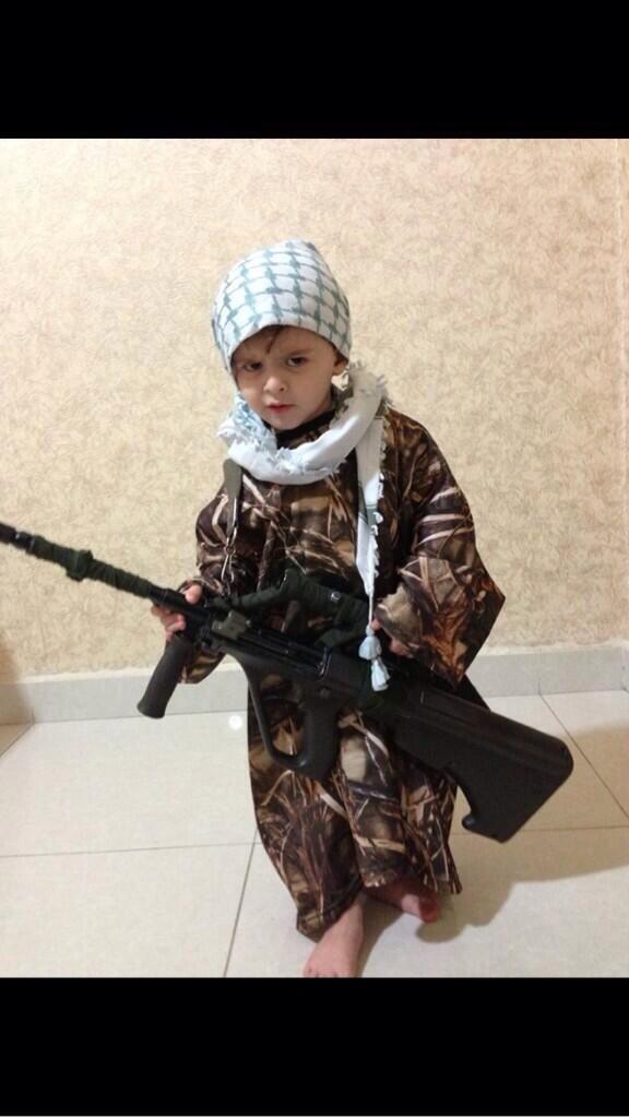 الطفل وسط الشام مايملك أحلام
أصلاً مَ يعرف وش تكون الطفوله

في حكم بشار ومجاميع الأقزام
من ينفطم يدخل حياة الرجوله