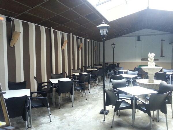 teodio_cafebar's tweet photo. Terraza interior http://t.co/dpdfUKKLxU