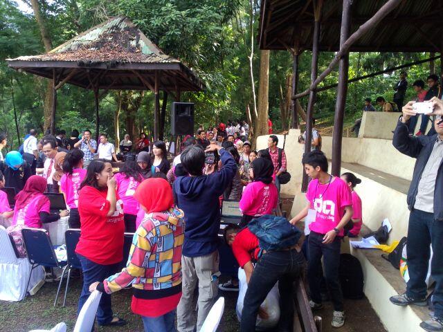 H1: Registrasi peserta di Hutan Kota Babakan Siliwangi