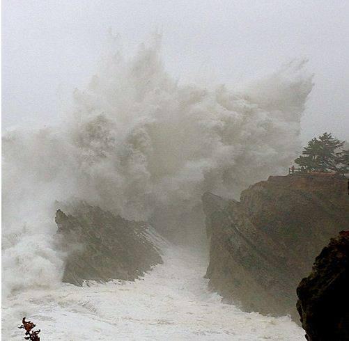 NeighborhoodFP's tweet photo. US National Weather Service Medford Oregon Photo of waves crashing into large rocks at Shore Acres #kcby http://t.co/Vl4RMZ4J1n
