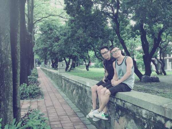 CheungKamHung's tweet photo. 我和Tommy去台灣的旅費，主要靠我十月在港台做分享所賺的講課費，我往返京港的交通費則由個別友好贊助。彩虹中國近期網上募捐只能平衡財政赤字，12.1世界愛滋病日前後的巡講，將優先去能予我報銷交通費或講課費的地區，敬希見諒。 http://t.co/fCSLfUfpzZ