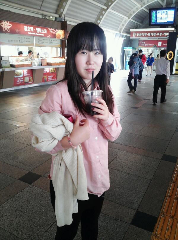 msg_insider's tweet photo. 131001 공주 K-문학 콘서트♥ 식사 맛있게 하셨나요?? 저희는 점심을 먹기위해 휴게소에 들렀답니다 그런데... 정문이 손에 들린 것은 아메리카노 뿐...ㅠㅠ 역시 명품 몸매를 자랑하는 정문이는 대단하네요! http://t.co/0shsCaPR1O