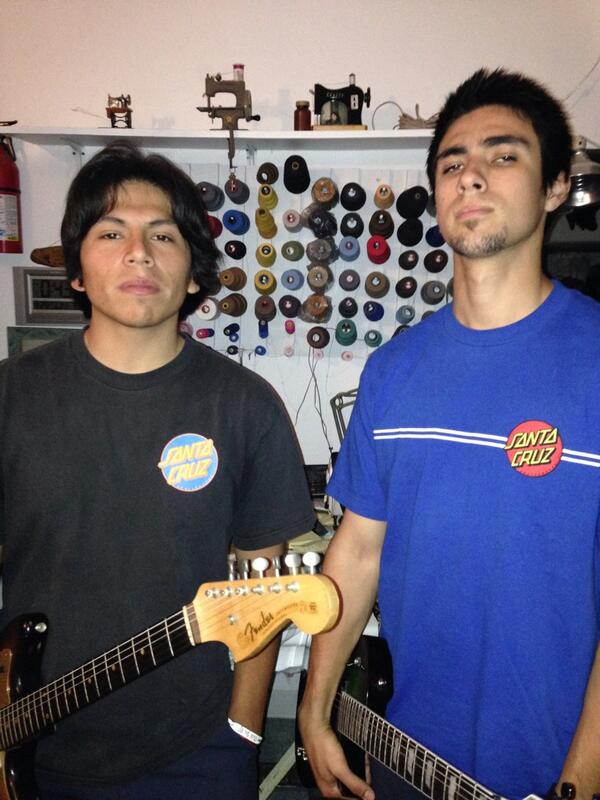 pacrootsmusic's tweet image. Who says you can't knit while playing music? #eselocos