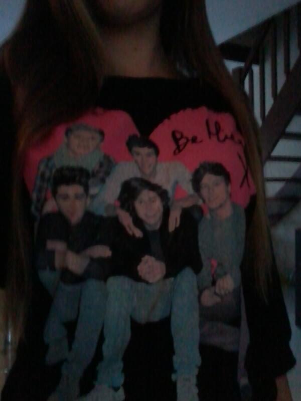 dearlovernjh's tweet image. me todaayy #OneDirectionShirt