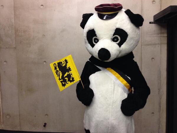 BobDeBrabandere's tweet photo. Ook de #panda s blijven #DiRupo achtervolgen in #Gent...  #KVHV #UGentDiRupo http://t.co/iSUlpM1YeX