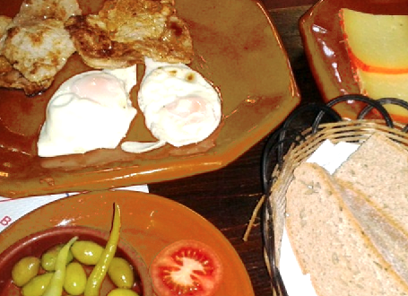 margaferrerd's tweet photo. berenar esporles un pa amb oli pages a #cafevilanova sense paraules! http://t.co/lRytNwWmLd