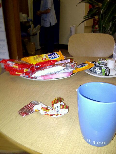 annaewstevo's tweet photo. Giving blood for the first time #giveblood #scotblood #tunnocks http://t.co/yatlsquHBL