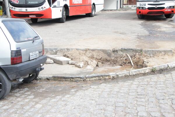_joaodossantosf's tweet photo. @cagepagovpb  Cano estourado na rua João de Brito Lima Moura em frente ao terminal de ônibus de Mandacaru. Bom dia. http://t.co/4b0gYR54Rc