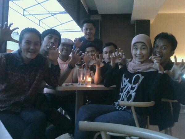 B_4Miracle's tweet photo. Stay @BeatBox_cafe , prepare live qustic With team Cc @muhfajarrahadia @sidiqrizki @ankyfeliex @nadaandiasekar #lusy http://t.co/1W19FLF5bJ
